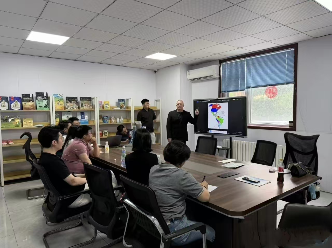 Chairman Wang received important guests at factory in QINGDAO